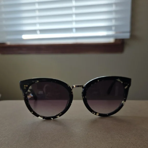 TOMS Yvette Sunglasses - Picture 1 of 10